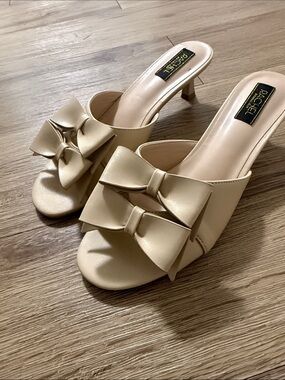 Rachel by Rachel Roy Cream Bow Pumps size 8